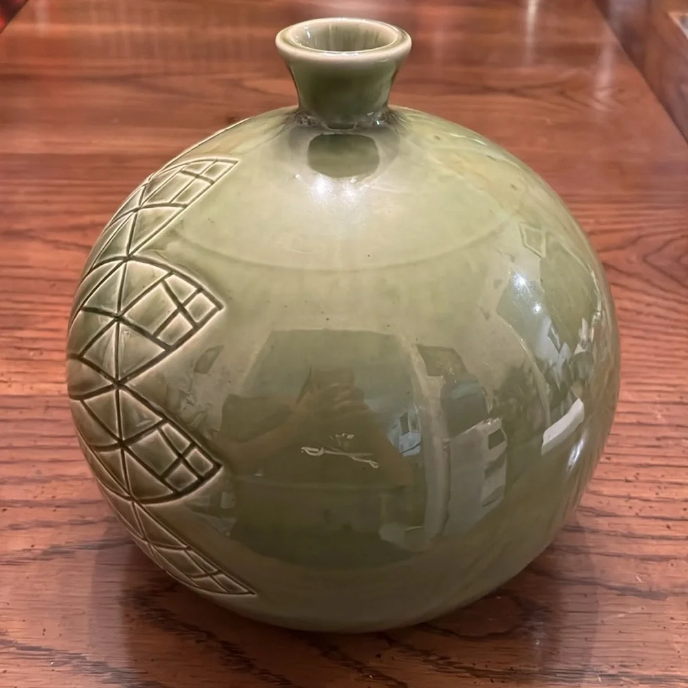Round green vase‎